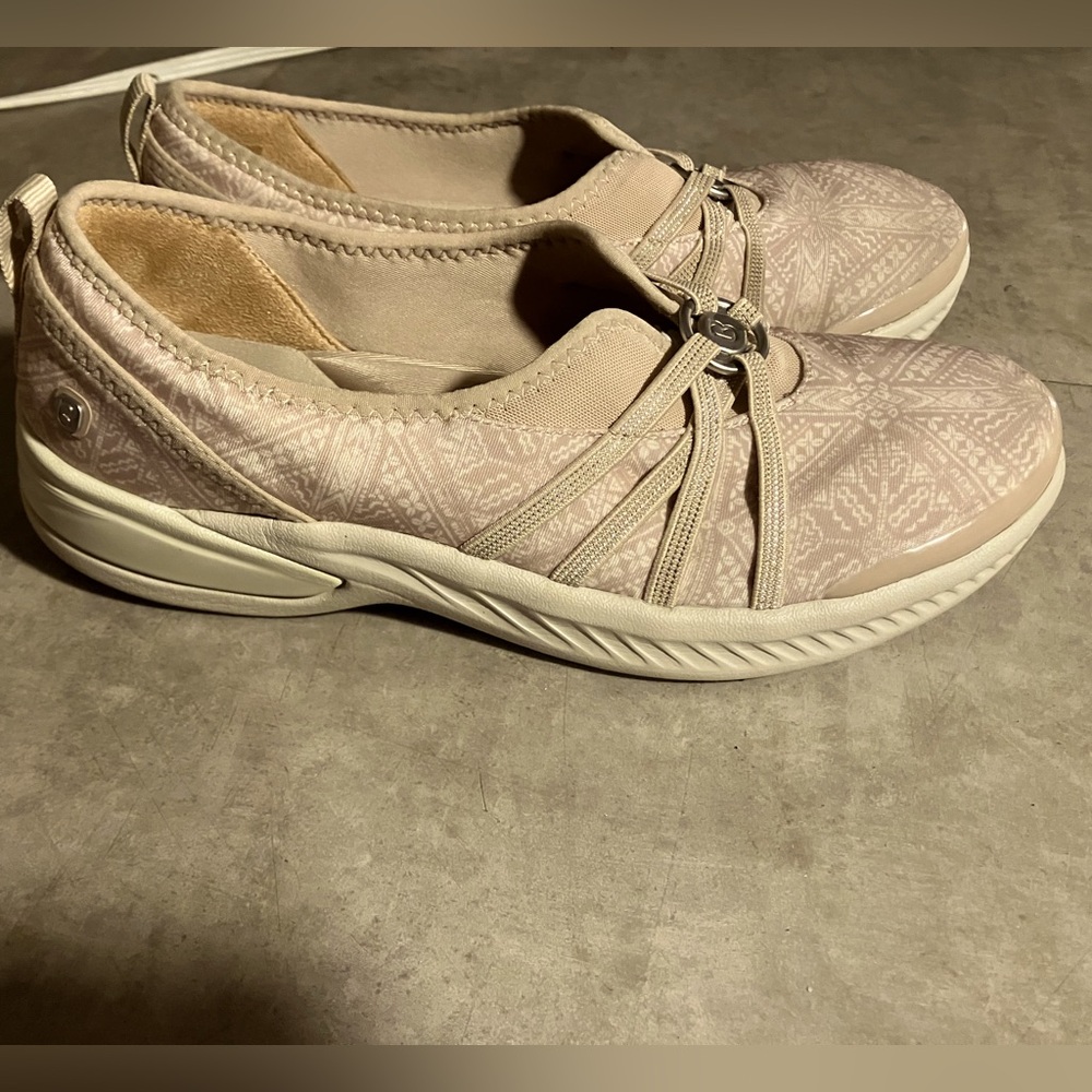 B zees light tan floral slides size 8.5